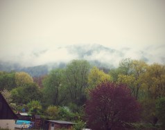 Nebelverhangene Berge und verregnetes Wetter.