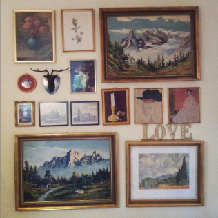 Über meinem Bett habe ich eine Collage von Gemälden aus dem Nachlass meiner Großmutter und Flohmarktfundstücken aus aller Welt zusammengestellt.