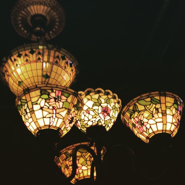 Also, ich hab von diesem #lampenmittwoch gehört - ist das wirklich ein Ding? 😉 Für den Fall präsentiere ich euch jede Menge Tiffanylampen aus dem Pub um die Ecke! 😊 #tiffany #lamps #isthisreallyathing #Lichtaus