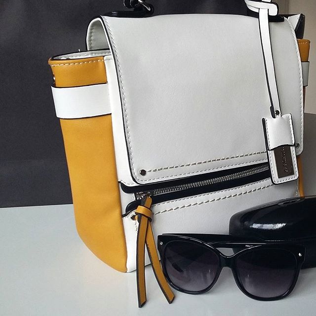 Derzeitige Situation: Warten auf den Frühling. 🌞😎 Tasche und Sonnenbrille aus der aktuellen @hallhuber Kollektion durften heute schon mal mit und versüßen das Warten. 😄 #wartenaufdenfrühling #fashionblogger #lifestyleblogger