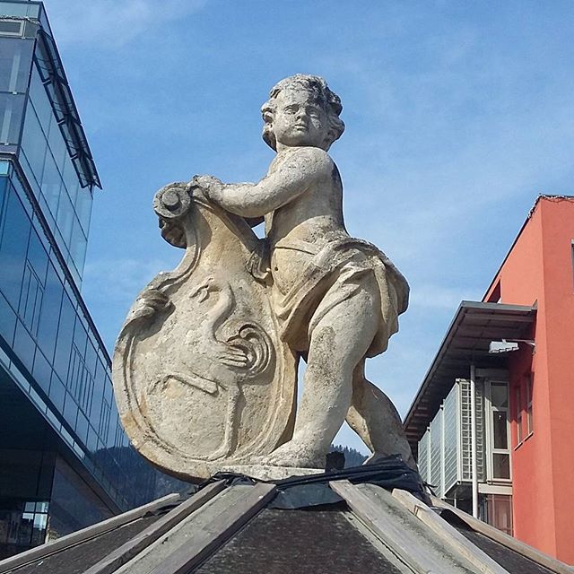 Ein herrlicher Ostersonntag in der Steiermark! 😃 Das ist übrigens der Engelsbrunnen am Hauptplatz mit dem Leobener Wappentier: einem Strauß. Was der mit Leoben zu tun hat, ist mir allerdings nicht ganz klar. 😂🐣 #froheostern #leoben #steiermark #frühling