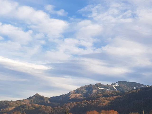 Der Leobener Hausberg (Mugel) ohne Filter - ich genieße die Aussicht und ihr hoffentlich den zweiten Weihnachtsfeiertag! 😄

#nofilter #nofilterneeded #steiermark #styria #igersaustria #igersvienna #igersstyria #heimat #berge #alpen #leoben #mugel #mountains #mountainview #homeiswheretheheartis